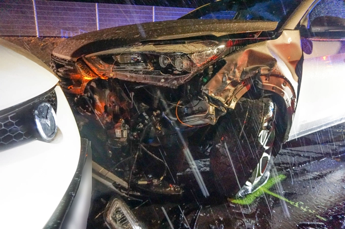 Für die Bergungsarbeiten der teilweise schwer beschädigten Fahrzeuge wurde das Wechselladefahrzeug der FF Ternitz St. Johann nachalarmiert.