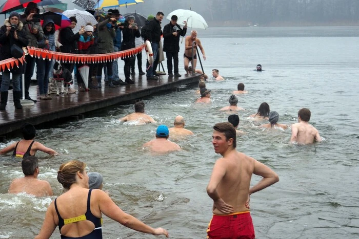 Danach zog es die Schwimmer, zu denen die Kärntner Gesundheitsreferentin Beate Prettner zählte, gleich zurück auf den Steg. . .