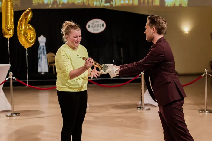 Anna Fenderl bekam zu ihrem 16. Geburtstag eine private HipHop-Stunde in der Tanzschule Kraml geschenkt. Nach absolvierter Tanzstunde schob Markus Freistätter eine Geburtstagstorte und die Romy in der Kategorie "Beliebtester Nachwuchs weiblich“ in den Tanzsaal und sorgte damit für Sprachlosigkeit und große Freude.