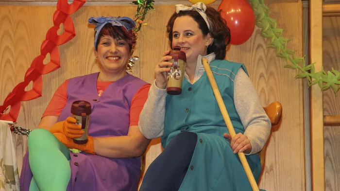 Die fünfte Jahreszeit hält in Kremsbrücke Einzug. Dorfgemeinschaft, Theatergruppe und Feuerwehr stellen sich auf die Bühne und bringen bei ihren Faschingssitzungen den Turnsaal der ehemaligen Volksschule zum Kochen. Die Premiere geht am 29. Jänner über die Bühne. Am Foto: Monika Ramsbacher und Andrea Frühauf.