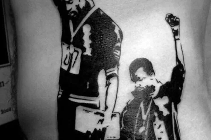 Alex' Lieblingsmotiv unter den vielen Tattoowünschen gegen Rassimus: Der "Black-Power"-Gruß von Sprint-Olympiasieger Tommie Smith 1968