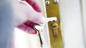 So ein Schloss ohne Schlüssel sieht nach 100 Jahren an Ort & Stelle eher nicht ein, dass es getauscht werden soll