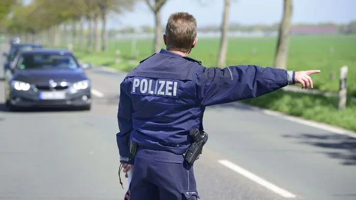 Die unbekannten Täter sind laut Polizei zwischen 18 und 25 Jahre alt 