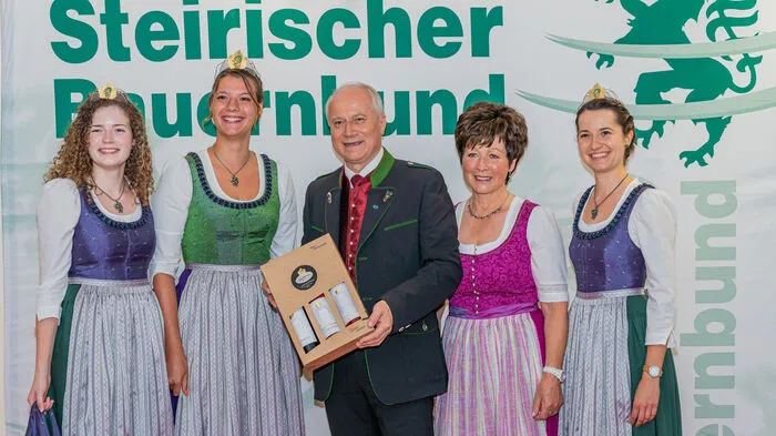 Weinkönigin und -prinzessinnen stellten sich mit einem edlen Tropfen als Präsent ein. Und eine Reihe von Gratulanten folgten...