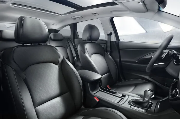 Apple CarPlay, Android Auto oder Live-Services ermöglichen ein breites Angebot an Connectivity-Diensten. Smartphones lassen sich kabellos aufladen, wenn sie nach dem Qi-Standard arbeiten.
