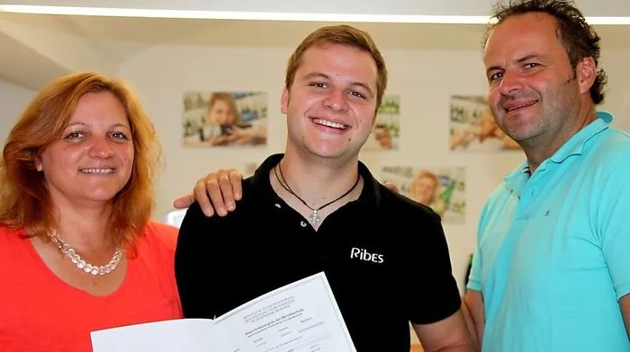 Die Ribes-Gründer Gudrun und Franz Schriebl mit Sohn Bernhard, der als ausgebildeter Fruchtsaft- techniker im Betrieb mitwirkt