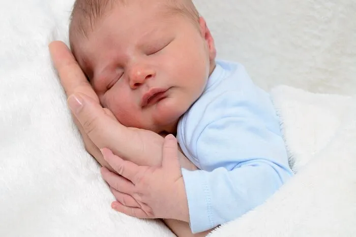 In die schützende Hand gekuschelt, schläft es sich fein. Das denkt sich wohl Luis Killian. Der süße Bub erblickte am 23. Juni um 21.49 Uhr im Eltern-Kind-Zentrum des Klinikums Klagenfurt das Licht der Welt. Kurz nach der Geburt brachte er 4060 Gramm auf die Krankenhauswaage und war 53 Zentimeter groß. Aufwachsen wird er bei Mama Daniela und Papa Andreas Passenegg in Rosegg.