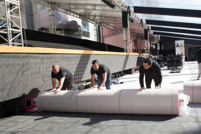 Knapp 100 Meter lang und gut zehn Meter breit bedeckt der Teppich ein Stück des sonst stark befahrenen Hollywood Boulevards.