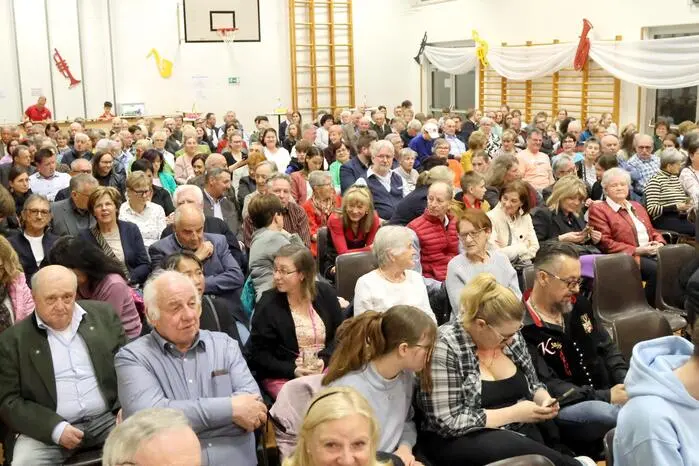 Im vollen Kulturhaussaal unter anderem gesichtet: Bürgermeister  Andreas Grabuschnig (Eberstein) mit Amtskollegin Gabi Dörflinger (Klein St. Paul), Vizebürgermeister  Alexander Dörflinger (Eberstein), Marktmusik-Präsident Hubert Maletz, Ehrenkapellmeister Gebhard Schober, Pfarrer Pawel Windak sowie Bürgermeister außer Dienst Helmut Lassernig. 