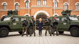 Verteidigungsministerin Tanner mit Soldaten der Militärpolizei