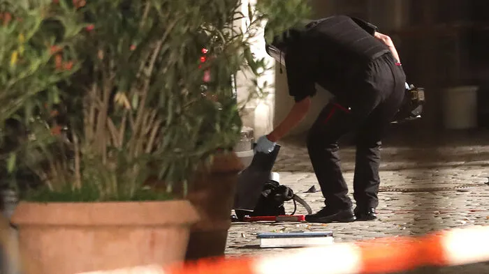 Bei einem Sprengstoffanschlag im bayerischen Ansbach sind am Sonntagabend der mutmaßliche Täter getötet und mindestens zwölf weitere Menschen verletzt worden. Na