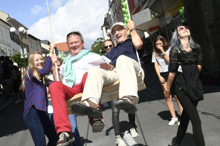 Altbürgermeister Professor Hellmuth Drewes und der ehemalige WKK-Chef Toni Schaubach machten den Spaß mit: Schaukeln unter dem Torbogen, wo sich sonst täglich 16.000 Autos über den Hauptplatz quälen.