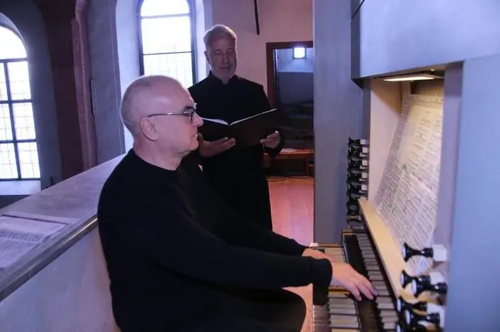 Unter dem Motto „Orgel trifft Oper“ begeisterten der Organist Manfred Tausch und der Bassist Gerd Kenda mit Werken von Wolfgang Amadeus Mozart, Carl Maria von Weber, Giuseppe Verdi, Richard Wagner und Jerome Kern das Publikum.