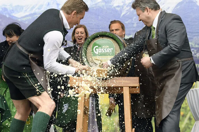 Traditionell wird der Steiermark-Frühling mit einem Bieranstich eröffnet - hier am Werk: Hans Knauss und Michael Ludwig