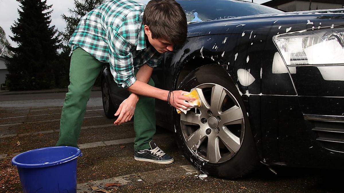 Das Auto des Mannes will gepflegt sein