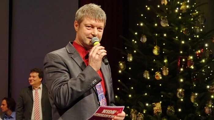 Zu "Kids´Christmas" konnte der Musikschuldirektor Josef Bratl Eltern, Großeltern, Geschwister und zahlreiche Ehrengäste, wie Bürgermeister Erwin Eggenreich und Pfarrer Anton Herk-Pickl im Frank Stronach Saal des Kunsthauses Weiz begrüßen.
