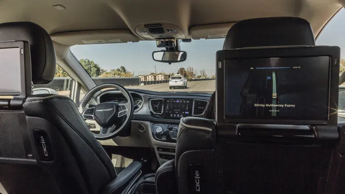 Die Google-Schwesterfirma Waymo wird in den USA erstmals Roboterwagen ohne Menschen am Steuer auf öffentliche Straßen bringen.