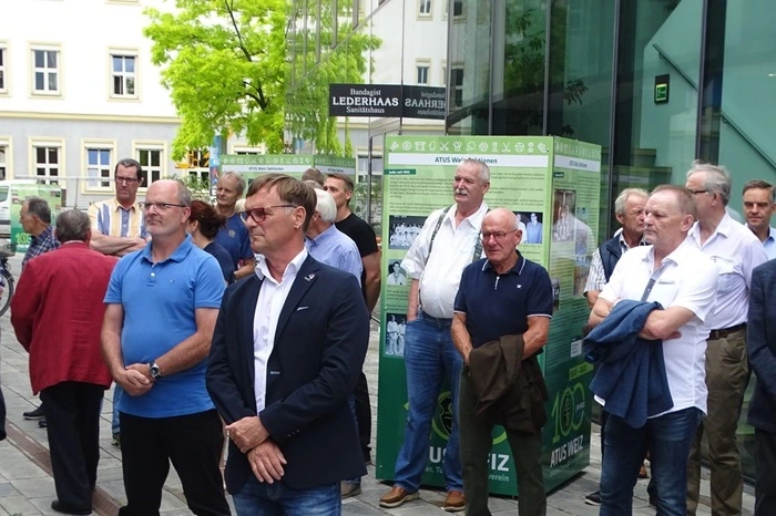 Bürgermeister Erwin Eggenreich mit den Stellvertretern Iris Thosold und Franz Rosenberger, der Sportreferenten Christof Prassl sowie die Altbürgermeister Helmut Kienreich und Ludwig Schmidhofer und Sektionleiter und Vereinvertrter waren gekommen.