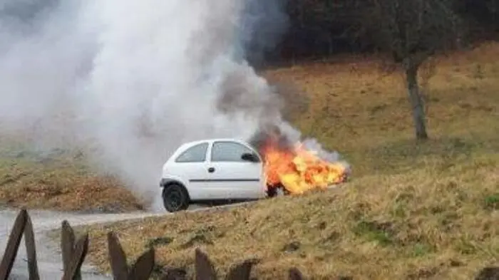 Aus unbekannter Ursache fing ein in St. Peter ob Radenthein abgestelltes Fahrzeug Feuer.