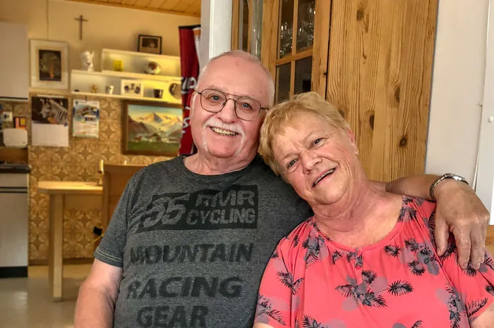 Eva Maria, 72-jährige Fahrlehrerin in Pension aus Niederösterreich, sendete im Juli 2020 über den Fernsehbildschirm die Botschaft „Ich möchte von dir gefunden werden!“ an alle Männer mit Hirn, Herz und Humor. Kurz darauf wurde sie gefunden. Bei Alfred und Eva Maria war es Liebe auf den ersten Blick. „Das ist der Moment, an dem man draufkommt: ‚Die ist es!‘, erinnert sich der 73-jährige Wiener an sein erstes Rendezvous mit der Weinviertlerin. Beide sind sich einig: „Worauf sollen wir in unserem Alter noch warten?“ Deshalb hat Alfred bereits seinen offiziellen Zweitwohnsitz bei Eva Maria angemeldet.