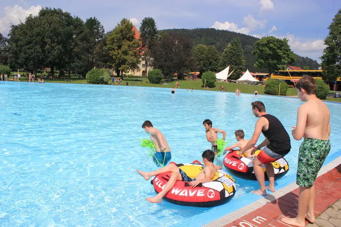 Auf dem Programm standen Water-Tubing (Foto), Stand-Up-Paddling, Tauchen, Rettungsschwimmen, Turmspringen, Zumba, Beachvolleyball, Lacrosse und vieles mehr.