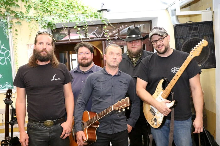 Im „Steyrerhof“ in der Klagenfurter Straße gaben am Samstagabend „Die Franzbranntweiner“ (Christian Knees, Christian Schmied, Walter Jannach, Markus Meierhofer, Claus Pingist, von links) Proben ihres musikalischen Könnens. 