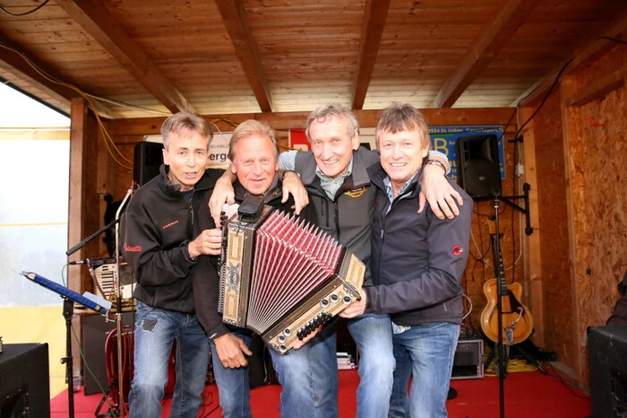 Klar, dass auch „Volte“ (2. von rechts) mit dem „Kärntner Schilehrer-Trio“ Proben seines musikalischen Könnens gab. 