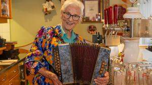 Zita Müller spielt mit 90 Jahren noch Ziehharmonika