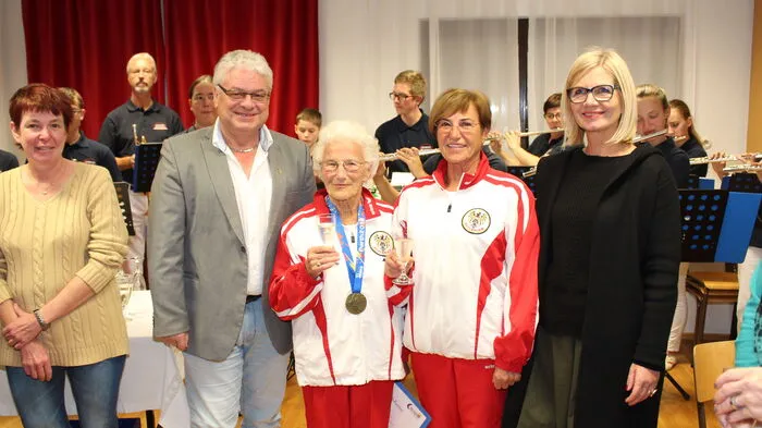 Elfi Fuchs (Mitte) und Gerda Petrouka (2. von rechts) wurden in Judenburg feierlich empfangen