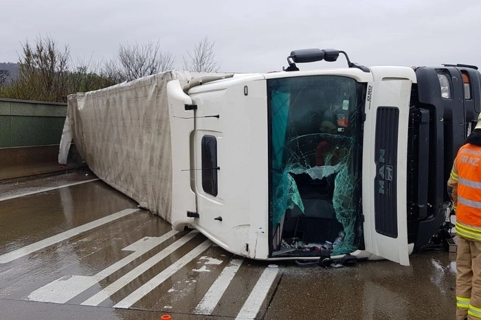 Ein Lkw kippte um, im Rückstau passierten drei Folgeunfälle.