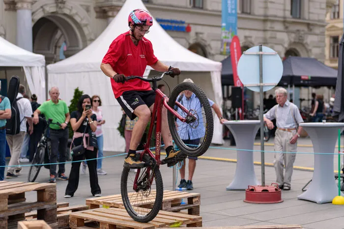 ... und Fahrrad-Action.