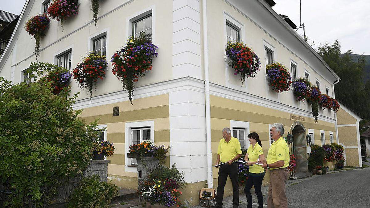 Bewerter bei der Arbeit: die Gärtnermeister Kurt Passegger, Margarita Messner-Fritzl und Peter Juvan beim Gasthof Pirker Wirt in St. Peter bei Rennweg 