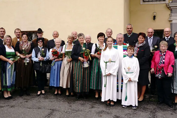 Nach der Kirche gab es am Pfarrplatz eine Agape, bei der Sekt, Wein und Mehlspeisen kredenzt wurden.