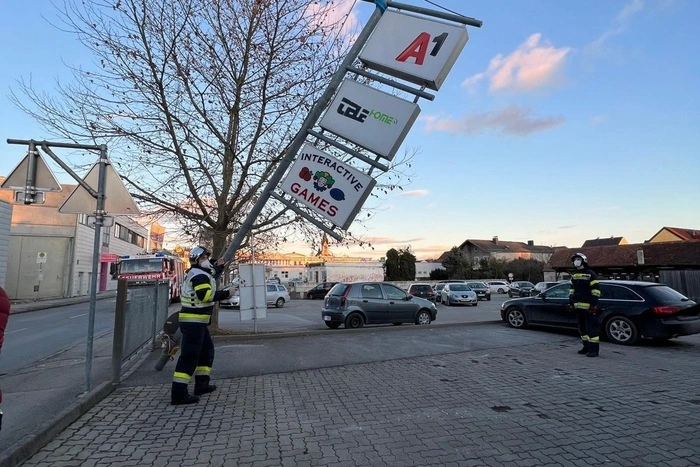 Eine Werbetafel in Gleisdorf musste gesichert werden.