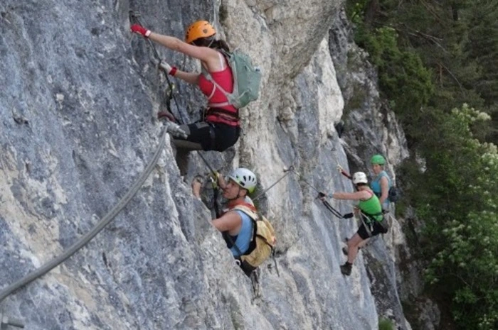 Bleiberg Klettergarten wird rückgebaut Die Kletterrouten in der Traninger Wand entsprechen nicht mehr den Sicherheitsstandards. Dennoch wird der Klettergarten immer wieder genutzt. Um Unfälle zu vermeiden, werden nun die Ein- und Ausstiege von der Bergrettung Villach im Auftrag der Gemeinde entfernt.