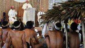 Papst Franziskus im Jahr 2018 bei einer Begegnung mit Vertretern der indigenen Bevölkerung Amazoniens
