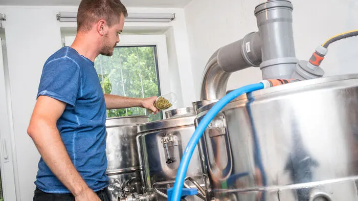 Alexander Macnik (im Bild) und Clemens Springer haben aus Milchtanks ihre eigene Brauanlage gebaut.