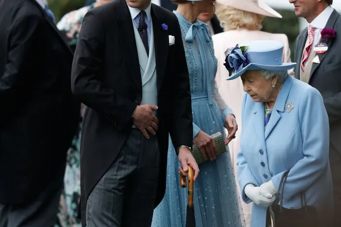 Die 93-jährige Queen wurde trotz Regens von ihren Kindern und Enkelkindern begleitet.