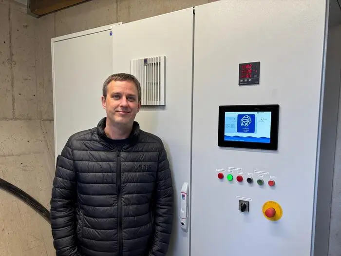 Geschäftsführer Arnold Prattes im Kontrollraum des Kraftwerks 