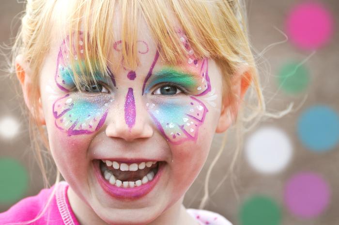 Ein kunterbuntes Kinderprogramm samt Kinderschminken wartet auf die kleinen Besucher beim Familienhoffest