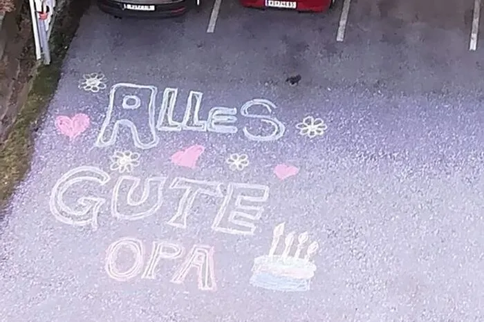 Zum Geburtstag von Opa Kurt Schernthaner aus Köflach haben sich die Enkel Sebastian und Chrissi  mit Ihren Eltern einen besonders lieben Gruss ausgedacht. Beim Blick aus dem Fenster im Hochhaus war der liebe Gruss nicht zu übersehen.