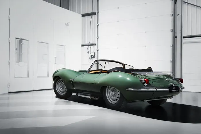 Für die Fertigstellung eines Fahrzeugs vergehen laut Berechnungen von Jaguar Classic 10.000 Arbeitsstunden. Neben auf Basis originaler Werkszeichnungen neu gebauten Teilen kommt moderne Produktionstechnologie zum Einsatz. So stellte das Team ein digitales Abbild eines XKSS von 1957 her. Die detaillierte Abtastung umfasste das ganze Modell – von der Karosserie über das Fahrwerk bis zu allen Einzelteilen.