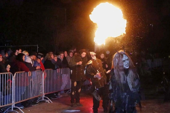 ...feuersprühend und mit einem Höllenlärm über den Vorplatz.