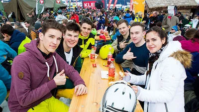 4000 Schülerinnen und Schüler - auch aus dem Bezirk Leoben -  tummelten sich Freitag bei Antenne Schulskitag auf den Pisten in Haus und im Partybereich