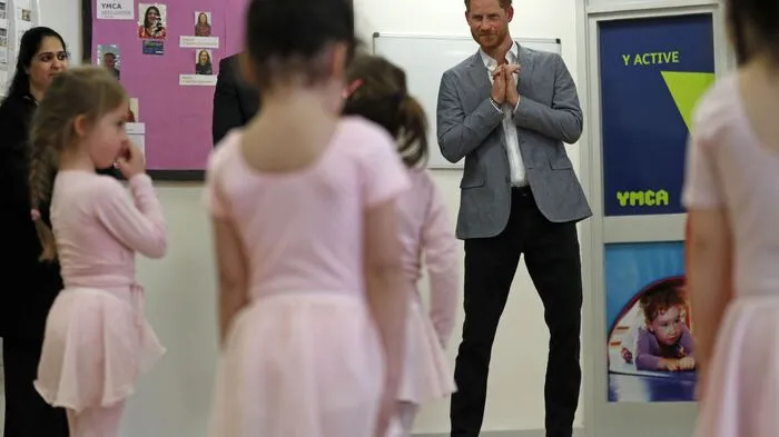Zuerst schaute er zu und dann schwindelte sich Prinz Harry einfach in einen Kinderballettkurs.