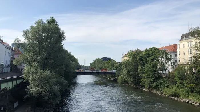 Um 7.18 Uhr wurde die Grazer Berufsfeuerwehr heute, Donnerstag, zu einem Einsatz bei der Tegetthoffbrücke im Grazer Zentrum gerufen.
