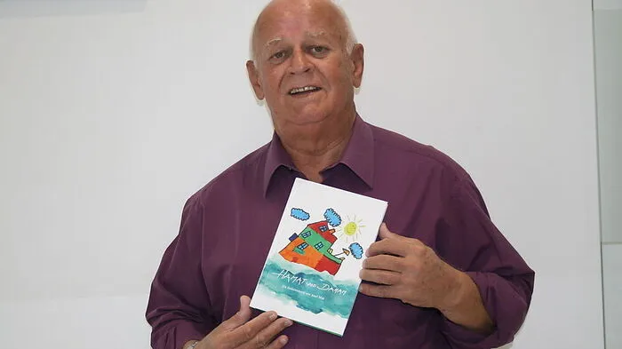 Josef Mak mit seinem Buch „Hamat und daham“
