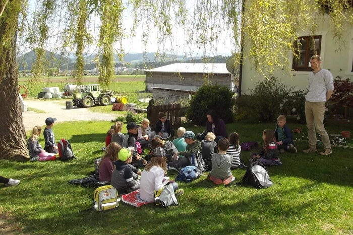 Zur Abrundung der Lesewanderung besuchten die Kinder am nächsten Tag die Stadtbücherei Trofaiach und lasen dort gemeinsam das Buch zu Ende.