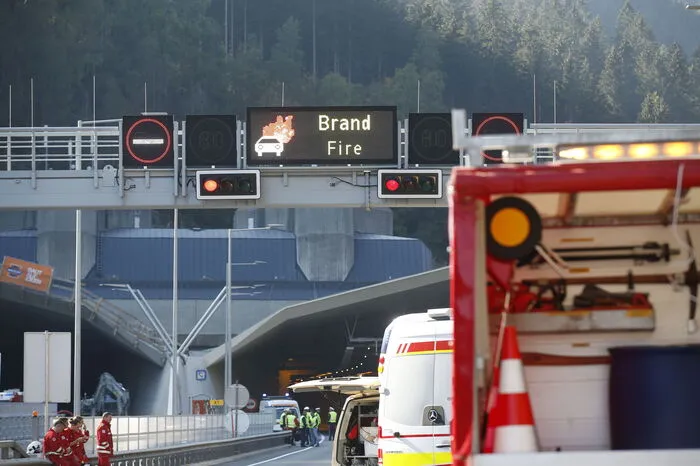 Mehrere Dutzend Personen wurden aus dem Tunnel evakuiert