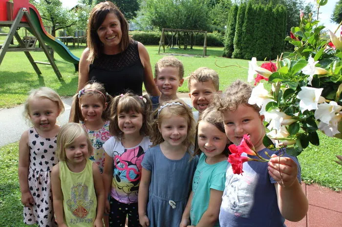 Auch die Kinder des Gemeindekindergartens Völkermarkt kümmerten sich um Blumenampeln. "Wir machen jedes Jahr bei der Kinderblumenolympiade mit", sagt Leiterin Eva Nuart.